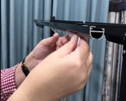 Фиксация ленты и шнура с бегунками в начале и конце карниза